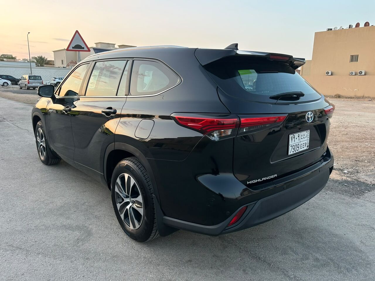 Riyadh, Vehicles, Cars & Trucks , SAR 127000,  Toyota Highlander Hybrid GLE,  2023,  Automatic,  53000 KM,   Toyota HGHLANDER GLE (HYBRID) 4x4 With Sunroof Very Low Odo And 100% Accident Free