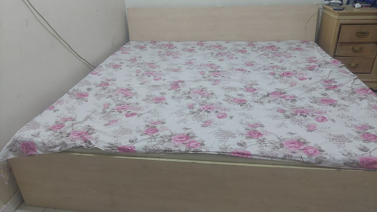 Riyadh, Household Items, SAR 600,  Double Bed And Mattress, Water Bottle ,sofa Set