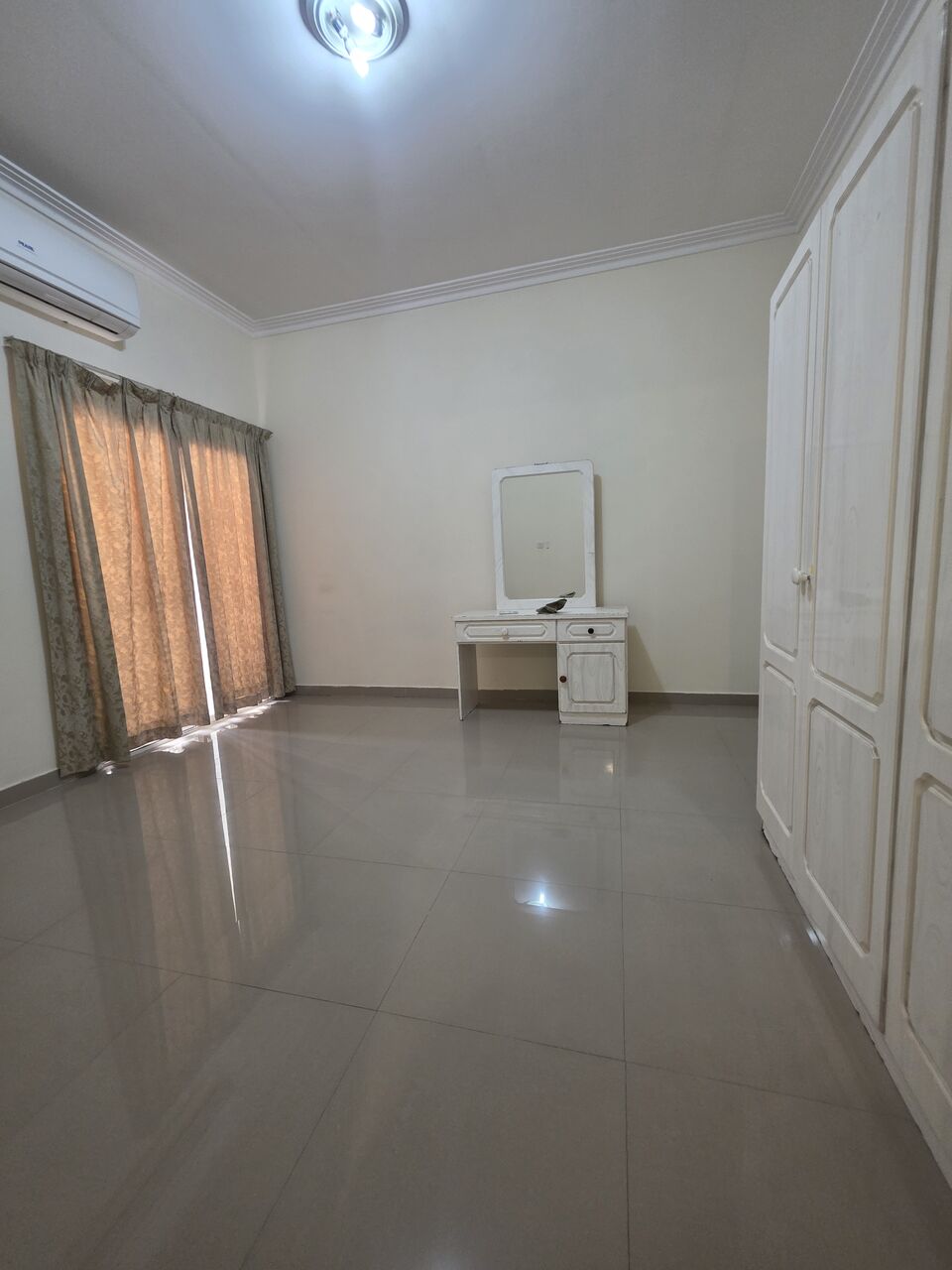 Juffair, Apartments, Flats, Houses & Villas, BHD 300/month,  3 BR,  ;ATHROOM Hall Kitchen With Electricity Car Parking  Balcony