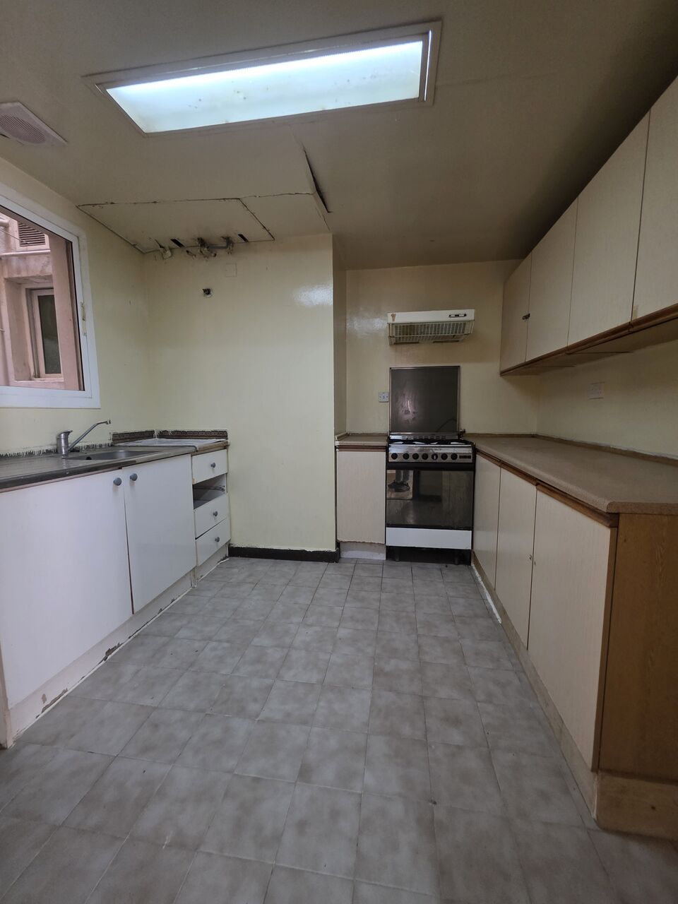 Juffair, Apartments, Flats, Houses & Villas, BHD 300/month,  3 BR,  @3BATHROOM Hall Kitchen With Electricity Car Parking Balcony