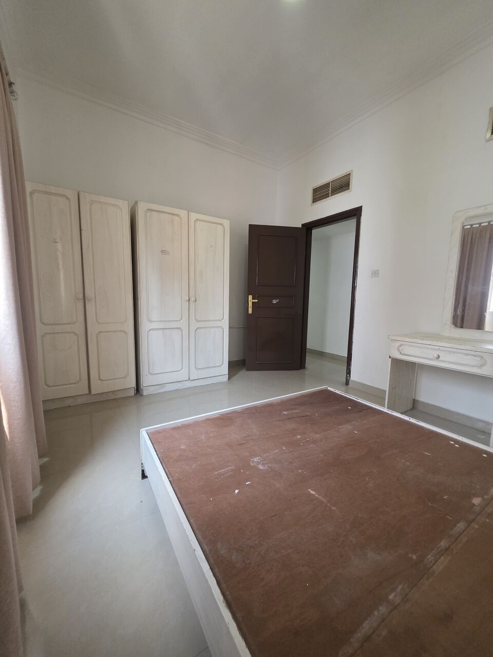 Juffair, Apartments, Flats, Houses & Villas, BHD 250/month,  2 BR,  &2BATHROOM Hall Kitchen With Electricity Car Parking Balcony