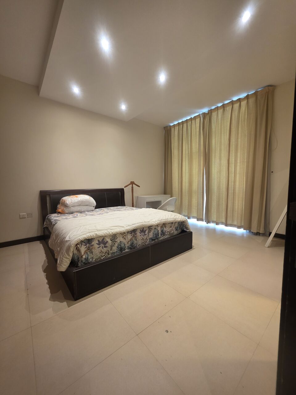 Juffair, Apartments, Flats, Houses & Villas, BHD 400/month,  2 BR,  £2BATHROOM Hall Kitchen With Electricity Fully Furnished Car Parking