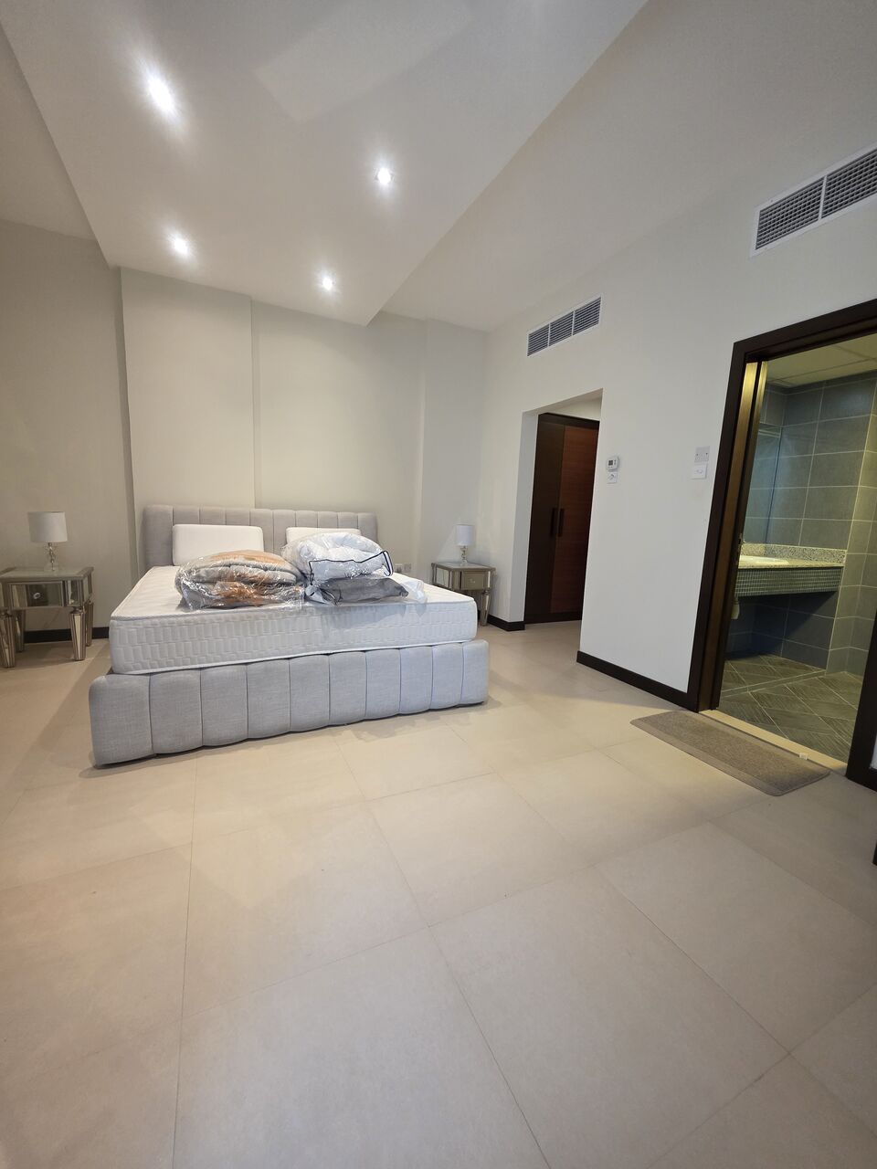 Juffair, Apartments, Flats, Houses & Villas, BHD 400/month,  2 BR,  £2BATHROOM Hall Kitchen With Electricity Fully Furnished Car Parking
