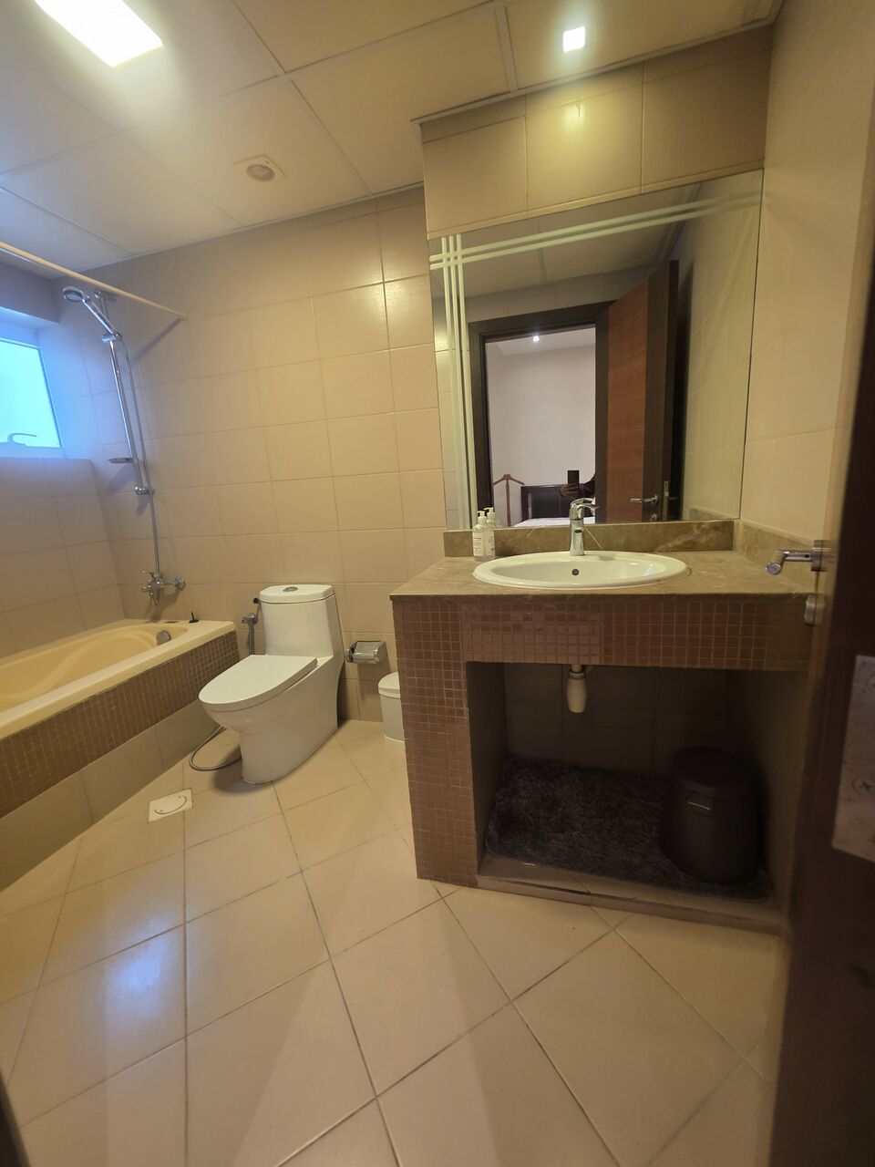 Juffair, Apartments, Flats, Houses & Villas, BHD 400/month,  2 BR,  £2BATHROOM Hall Kitchen With Electricity Fully Furnished Car Parking