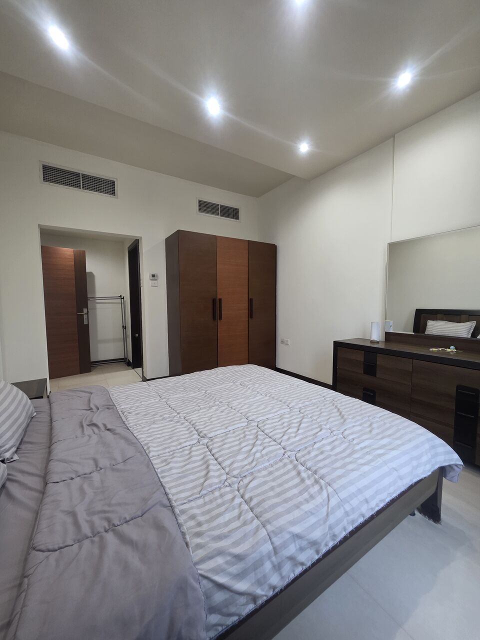 Juffair, Apartments, Flats, Houses & Villas, BHD 280/month,  1 BR,  +ATHROOM Hall Kitchen Open With Electricity Fully Furnished Car Parking