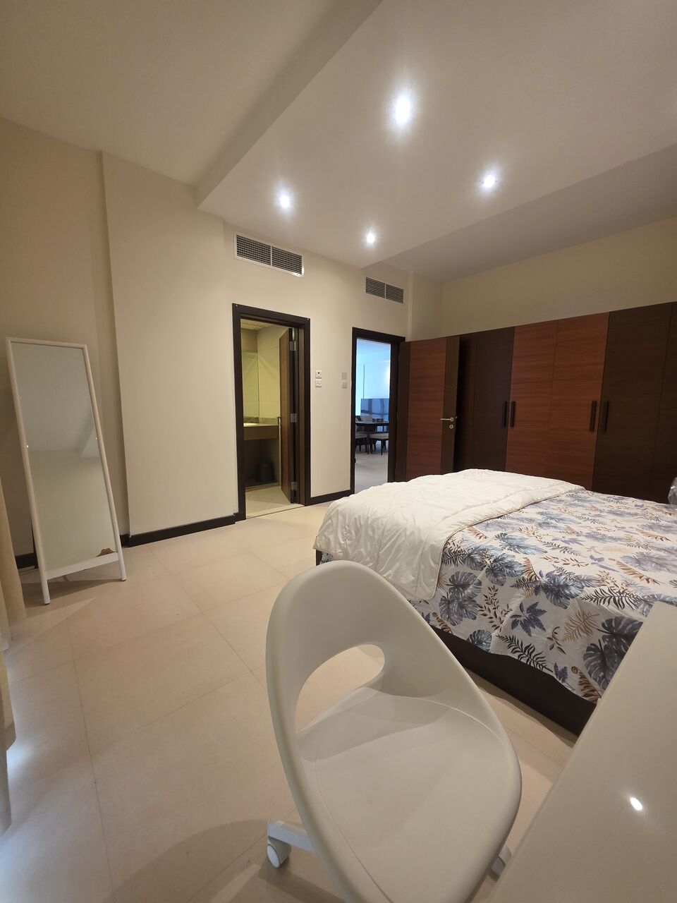 Juffair, Apartments, Flats, Houses & Villas, BHD 400/month,  2 BR,  &2BATHROOM Hall Kitchen With Electricity Fully Furnished Car Parking