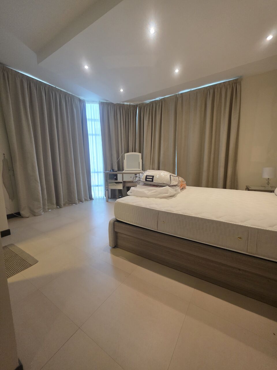 Juffair, Apartments, Flats, Houses & Villas, BHD 400/month,  2 BR,  &2BATHROOM Hall Kitchen With Electricity Fully Furnished Car Parking