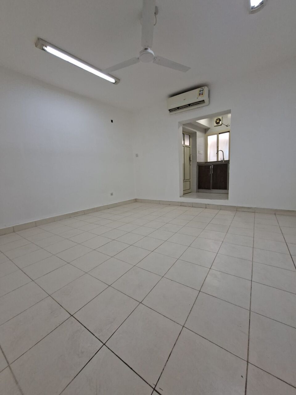 Manama, Apartments, Flats, Houses & Villas, BHD 140/month,  Semi Furnished Studio Flat For Rent In Manama ( All Inclusive Ewa)