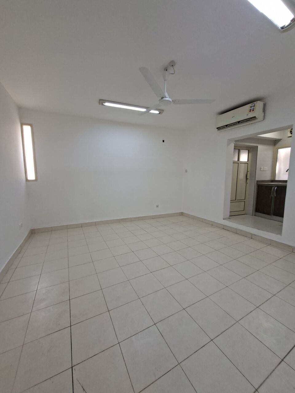 Manama, Apartments, Flats, Houses & Villas, BHD 140/month,  Semi Furnished Studio Flat For Rent In Manama ( All Inclusive Ewa)