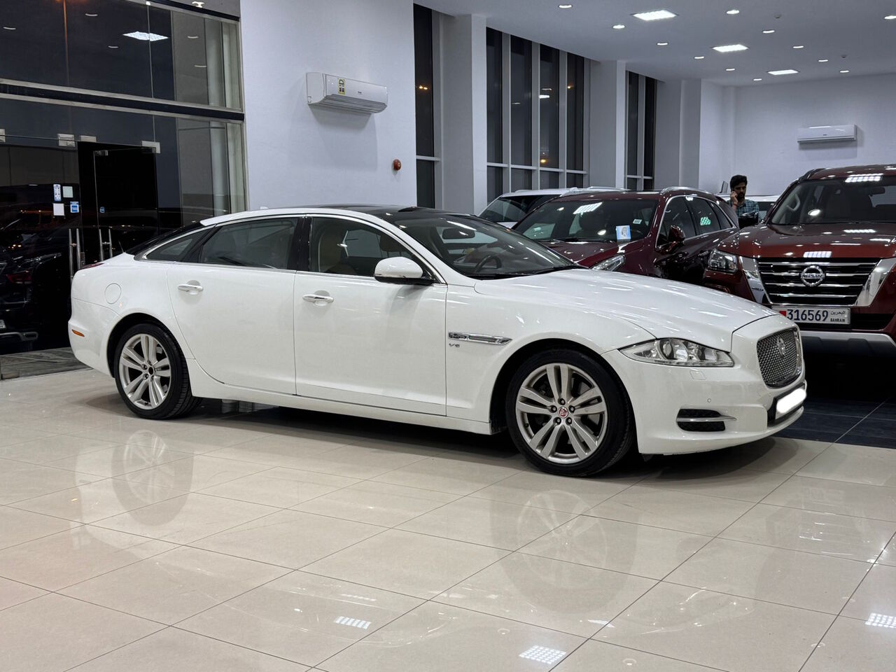 Manama, Vehicles, Cars & Trucks , BHD 3300,  Jaguar XJ,  2014,  Automatic,  123950 KM,    (White)