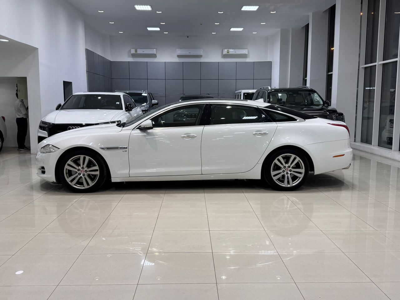 Manama, Vehicles, Cars & Trucks , BHD 3300,  Jaguar XJ,  2014,  Automatic,  123950 KM,    (White)