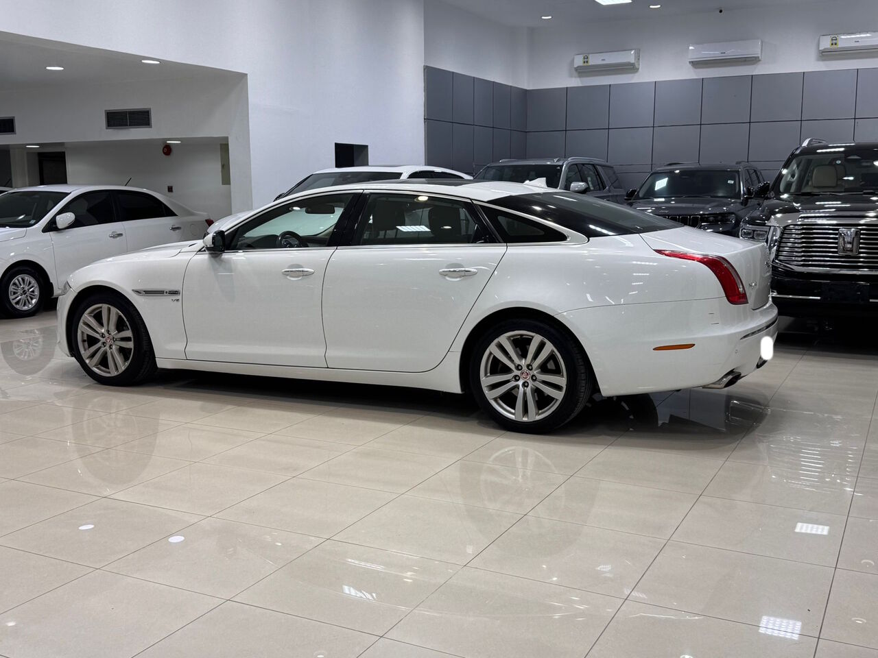 Manama, Vehicles, Cars & Trucks , BHD 3300,  Jaguar XJ,  2014,  Automatic,  123950 KM,    (White)