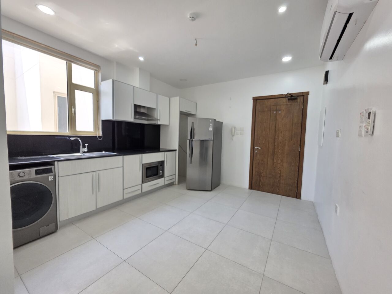 Manama, Apartments, Flats, Houses & Villas, BHD 210/month,  1 BR,  Spacious Semi Furnished Studio Apartment For Rent With Unlimited Ewa.