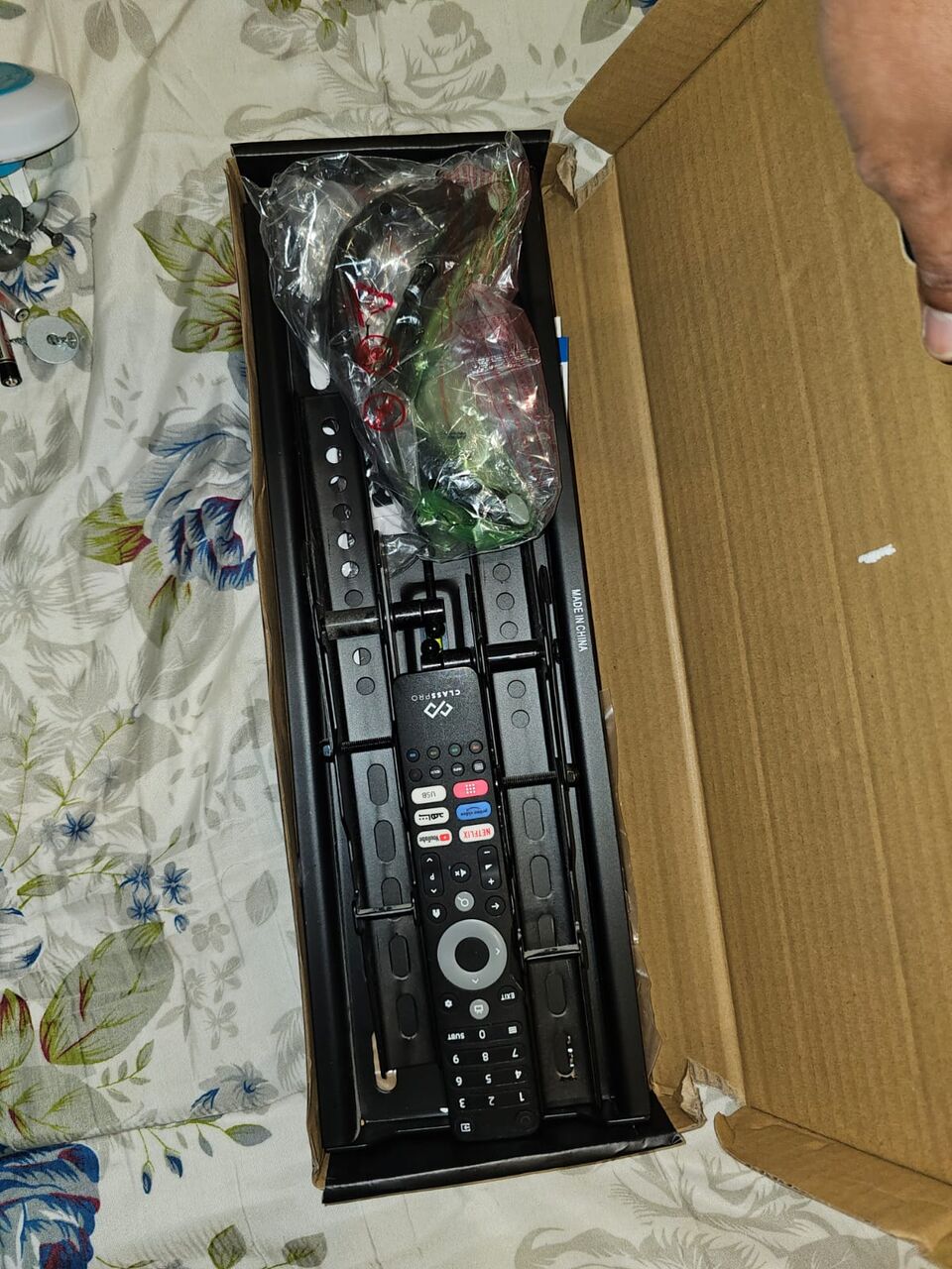 Jeddah, Household Items, SAR 800,  FOR SALE &ndash; ClassPro 32" 4K TV + Wall Bracket & Geepas Oven | Excellent Condition
