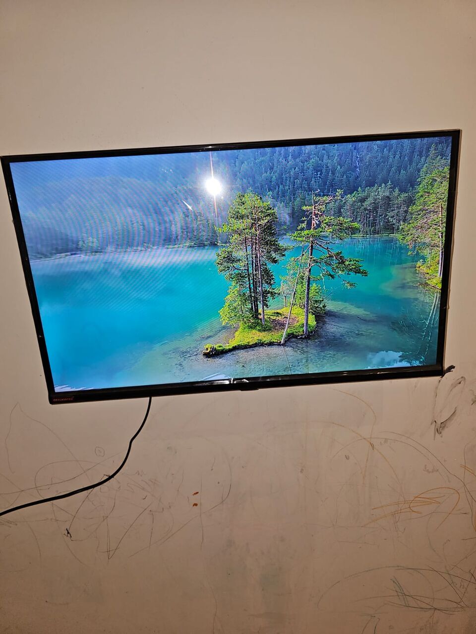 Jeddah, Household Items, SAR 550,  FOR SALE &ndash; ClassPro 32" 4K Smart TV + Wall Bracket