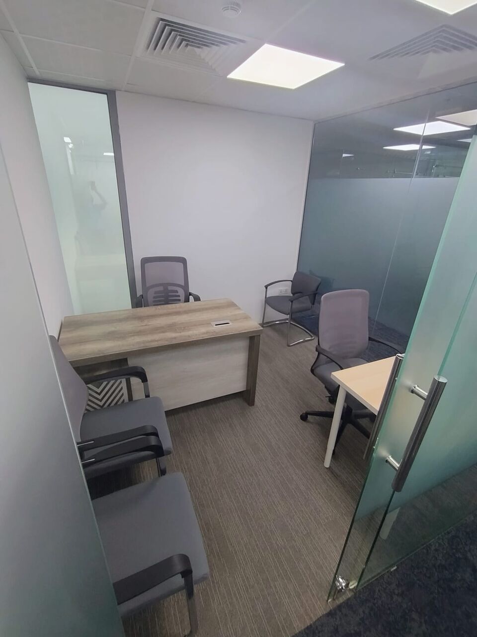 Dubai, Offices, AED 18999,  109 Sq. Feet,  Small Furnished Office Space Available For Rent In Dubai