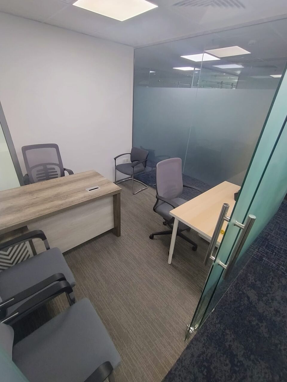 Dubai, Offices, AED 18999,  109 Sq. Feet,  Small Furnished Office Space Available For Rent In Dubai