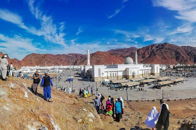Madinah, Pick Up & Drop Off, Ziyarat Kay Liyeh . Any One Who Wants Ziyarat Can Connect Me.
