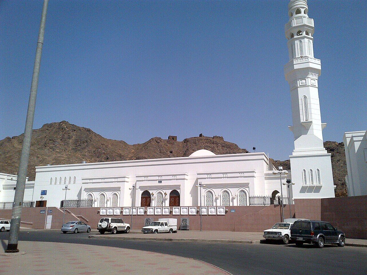 Madinah, Pick Up & Drop Off, Ziyarat Kay Liyeh . Any One Who Wants Ziyarat Can Connect Me.