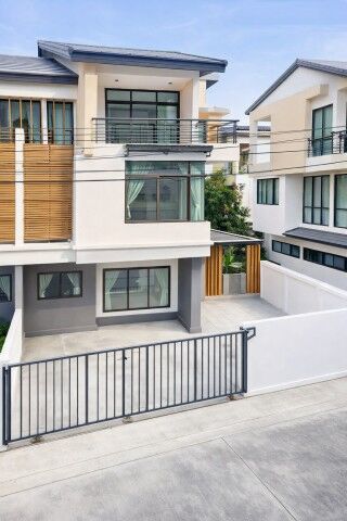 Bangkok, Villas, THB 31999,  27 Sq. Feet,  MRT Bang Rak Yai 980m. Tha It, Semi-detached House, 3 Floors, 3 Bedrooms, 4 Bathrooms,