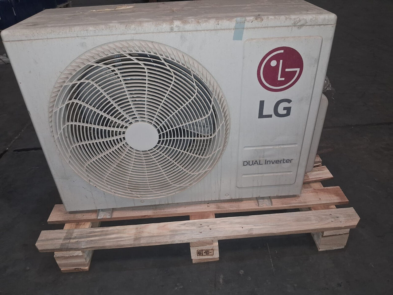 Riyadh, Air Conditioners, SAR 1599,  LG SPLIT AC 1800 BTU  1.5 Ton  WITH WALL MOUNT STAND  Purchased New For SAR 3500 In 2024