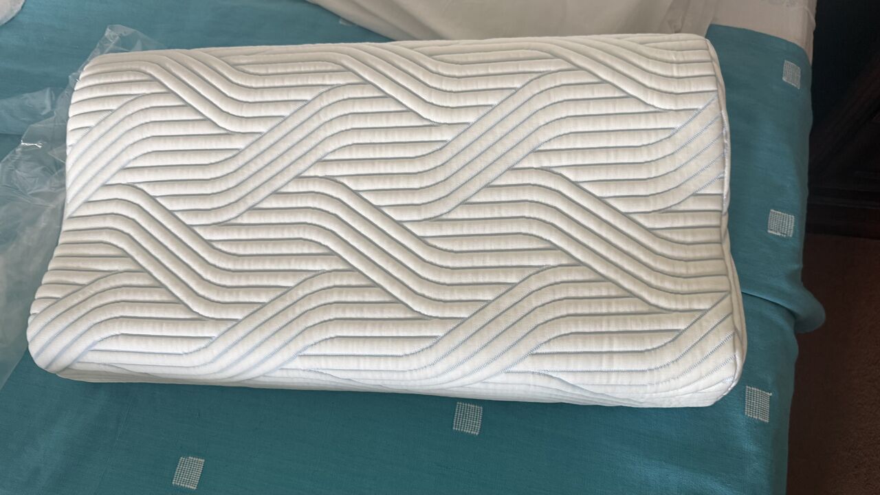 Riyadh, Household Items, SAR 650,  Pillows Tempur Original With Smartcool Queen Xl 61x31x13cm White
