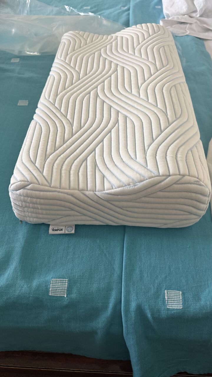Riyadh, Household Items, SAR 650,  Pillows Tempur Original With Smartcool Queen Xl 61x31x13cm White
