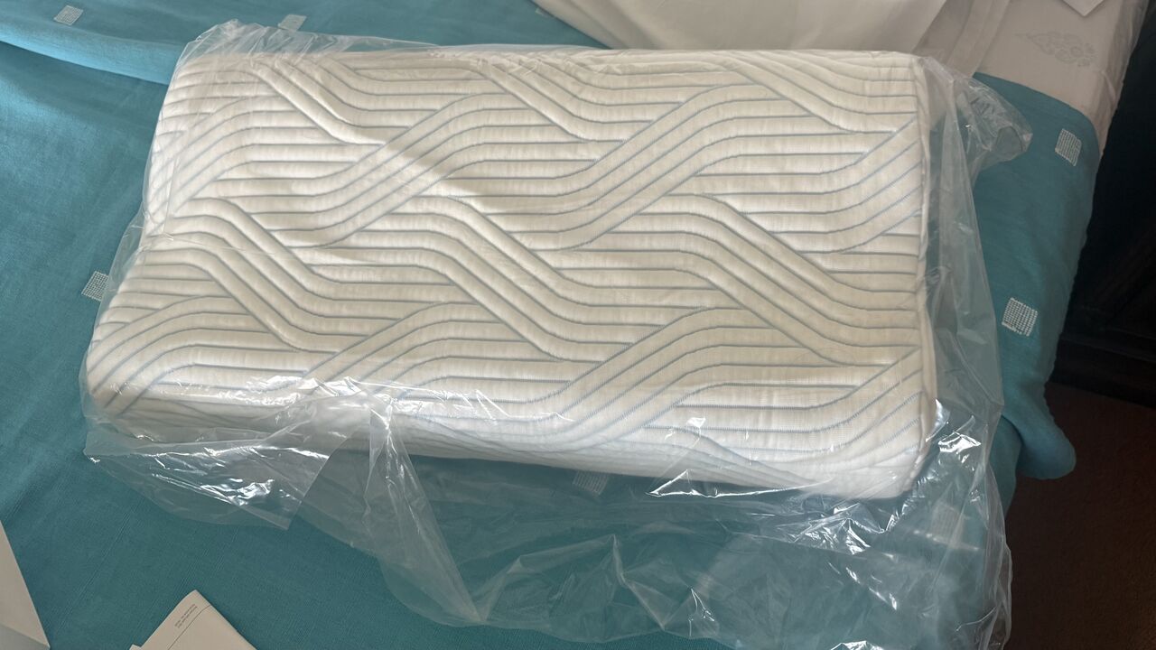 Riyadh, Household Items, SAR 650,  Pillows Tempur Original With Smartcool Queen Xl 61x31x13cm White