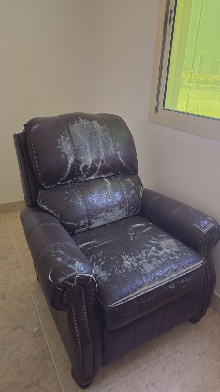 Hidd, Household Items, BHD 10,  Recliner Chair And Side Table