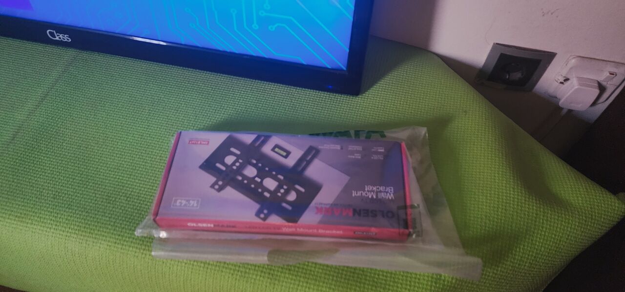 Riyadh, Electronics, SAR 299,  Class LED TV + Wall Mount Bracket