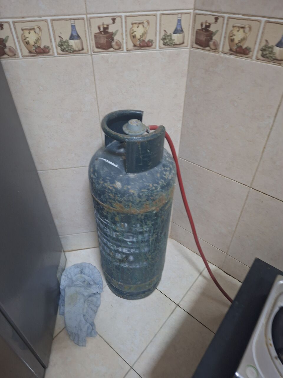 Jidhafs, Household Items, BHD 30,  Bahrain Gas For Sale Medium With Full Set
