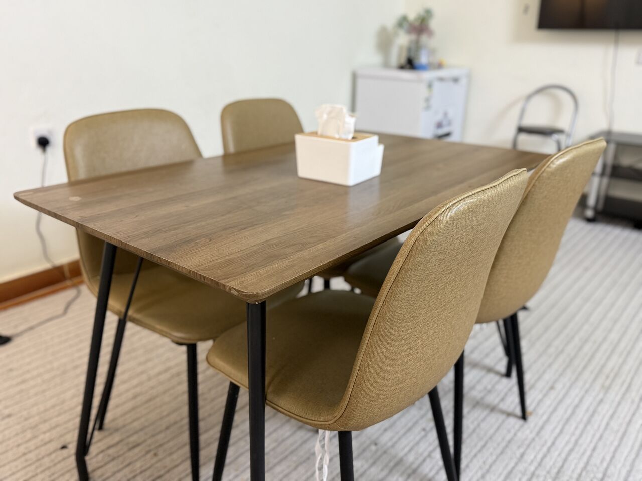 Al Malaz, Furniture, SAR 400,  4 Seater Dinning Table Set With 4 Chairs And A Dining Table