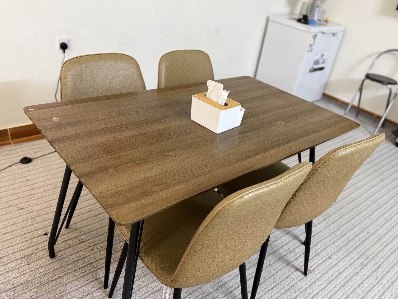 Al Malaz, Furniture, SAR 400,  4 Seater Dinning Table Set With 4 Chairs And A Dining Table