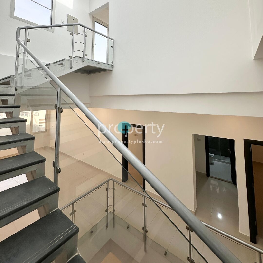 Kuwait City, Villas, KWD 1500,  Spacious Triplex With Pool For Rent In Zahra