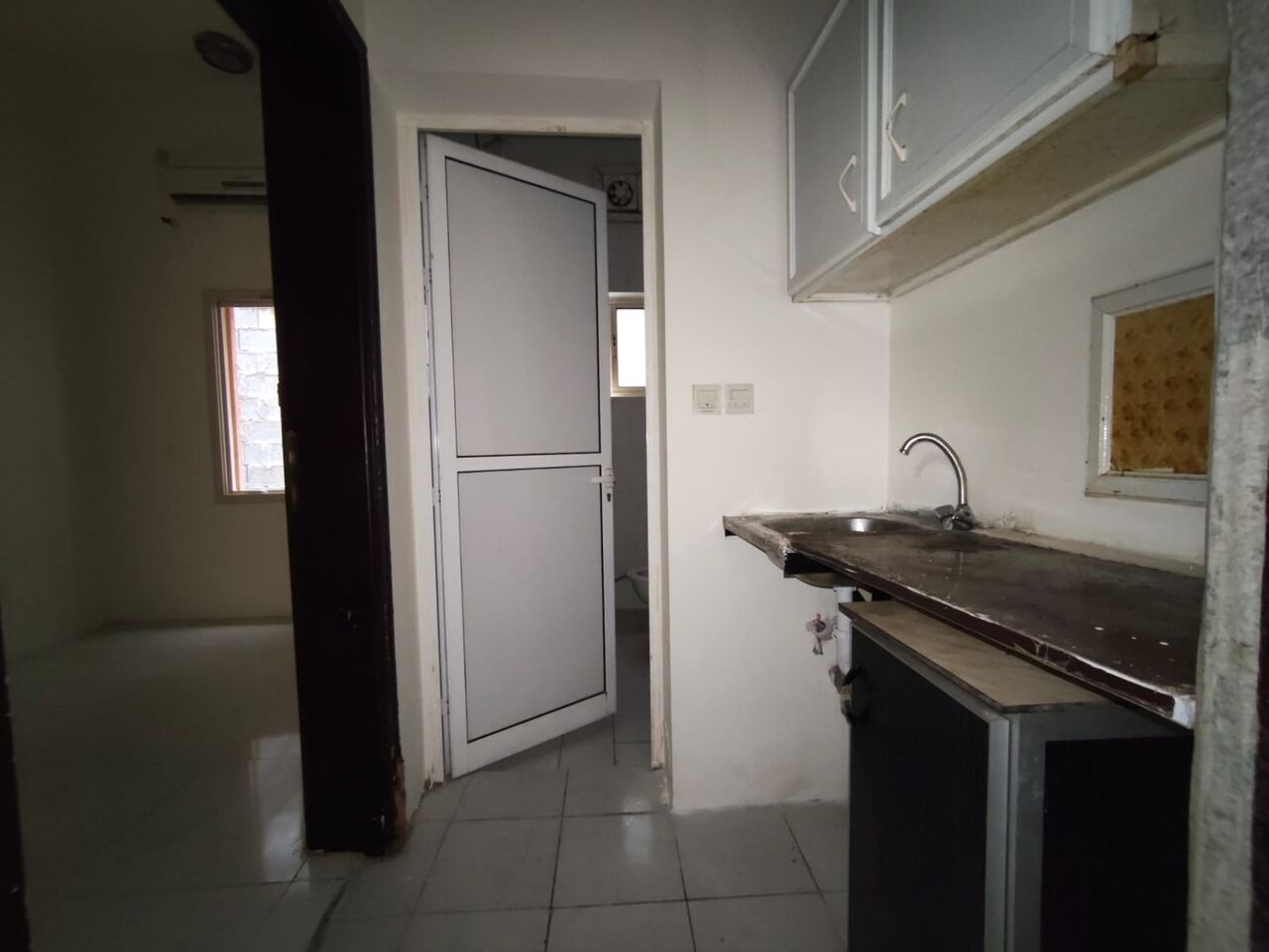 Manama, Apartments, Flats, Houses & Villas, BHD 70/year,  1 BR,  Sagaya:- Studio Flat On Rent With Split Ac
