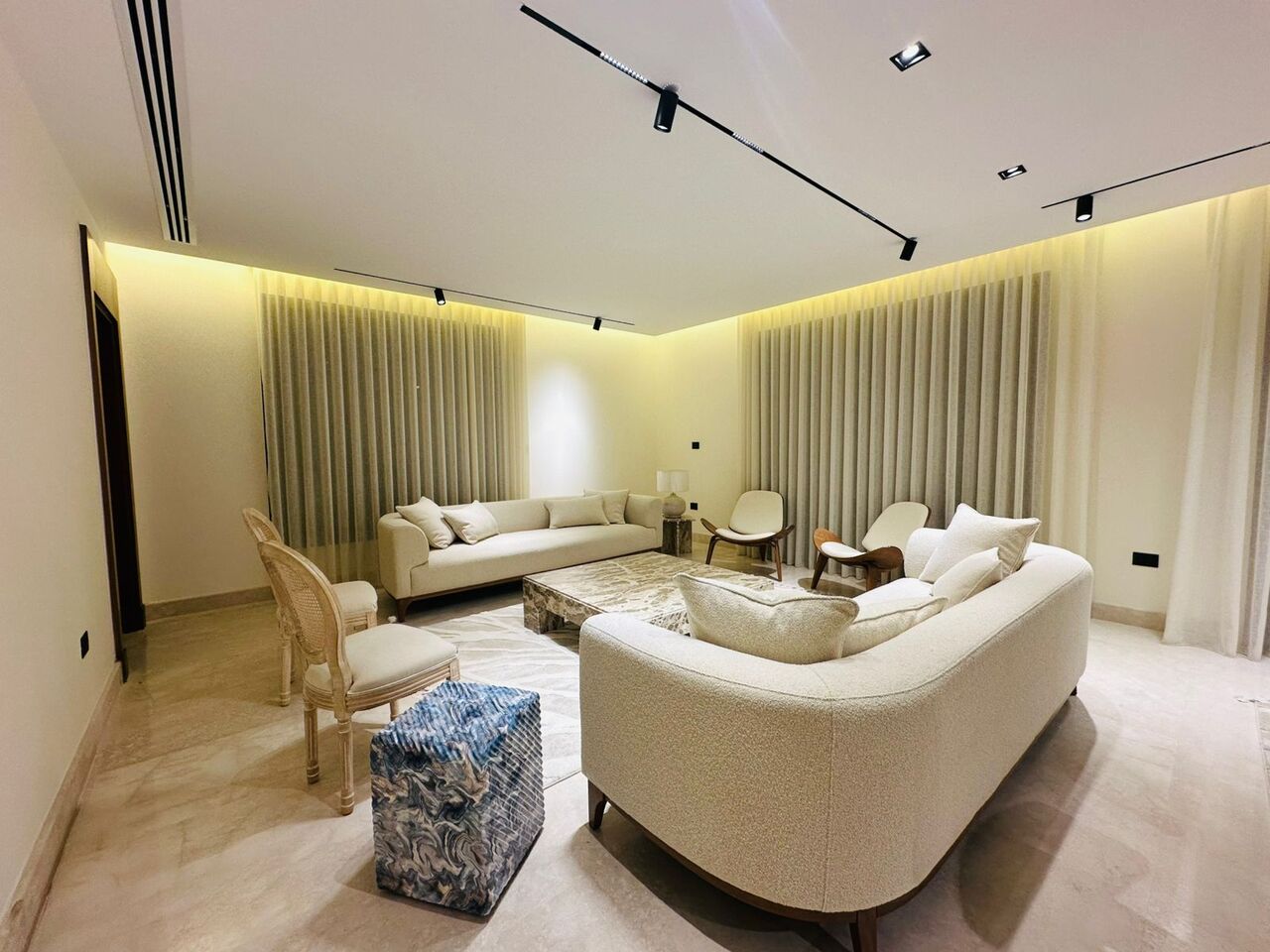 Abdoun, Apartments, Flats, Houses & Villas, JOD 30000/year,  Furnished,  3 BR,  200 Sq. Meter,  Modern Furnished Apartment For Rent