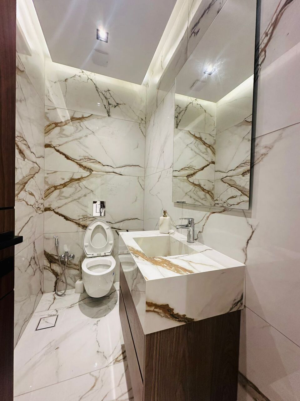 Abdoun, Apartments, Flats, Houses & Villas, JOD 30000/year,  Furnished,  3 BR,  200 Sq. Meter,  Modern Furnished Apartment For Rent
