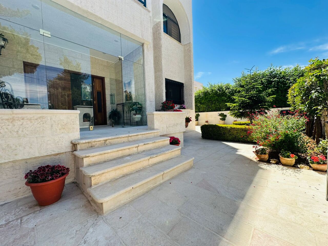Abdoun, Apartments, Flats, Houses & Villas, JOD 25000/year,  3 BR,  230 Sq. Meter,  Garden Apartment For Rent