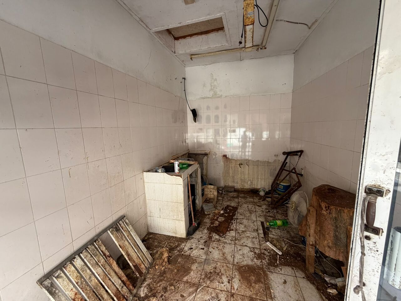 Manama, Apartments, Flats, Houses & Villas, BHD 150/month,  Shop For Rent In Manama Near Matham