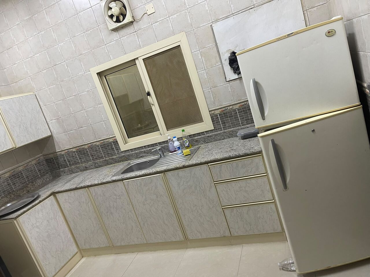 Juffair, Rooms for Rent, BHD 130/month,  Furnished,  100000 Sq. Meter,  A Clean Big Comfortable Room Is Available For Rent In A Two Bedroom Flat.
