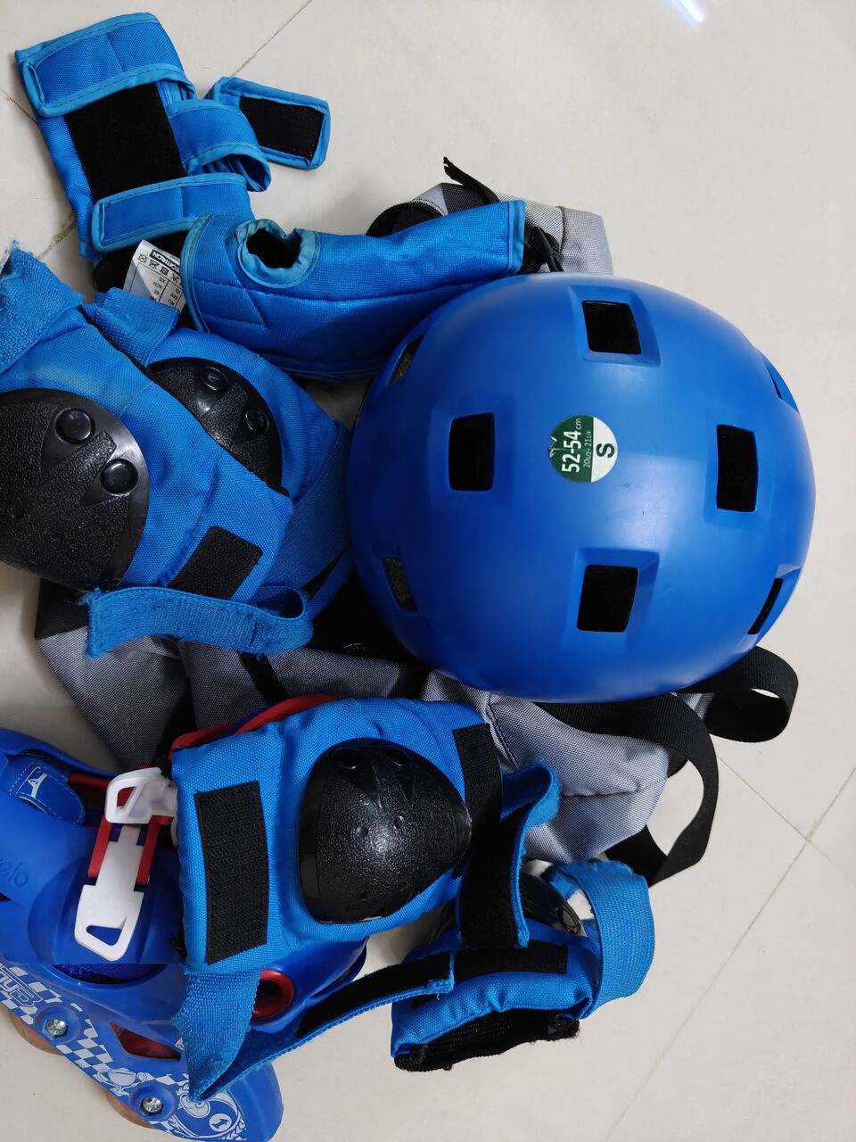 Riyadh, Sporting Goods, SAR 200,  Kids Skating Set With Helmet & Safety Gear &ndash; Size 30&ndash;32