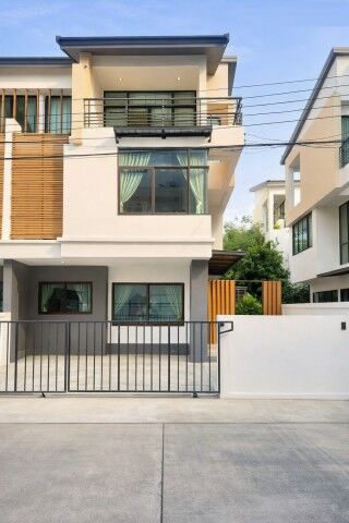 Bangkok, Villas, THB 31998,  27 Sq. Feet,  Tha It, 3-story House, 3 Bedrooms, 4 Bathrooms, Near Design Village Ratchaphruek, 750 M.,