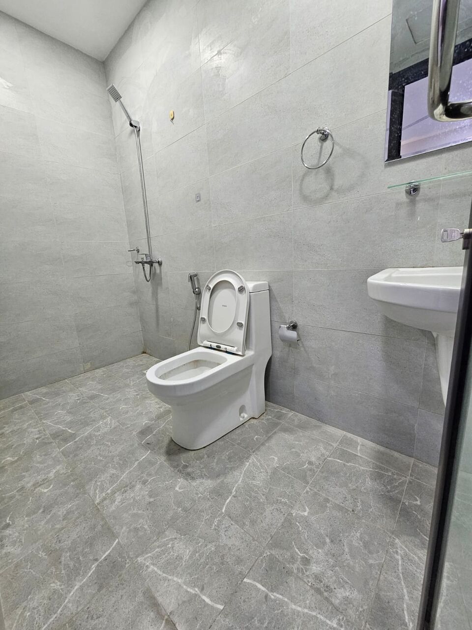 Salmaniya, Apartments, Flats, Houses & Villas, BHD 110/month,  2 BR,  Semi Furnished Sharing Flat For Rent In Salmaniya ( Including Electricity)