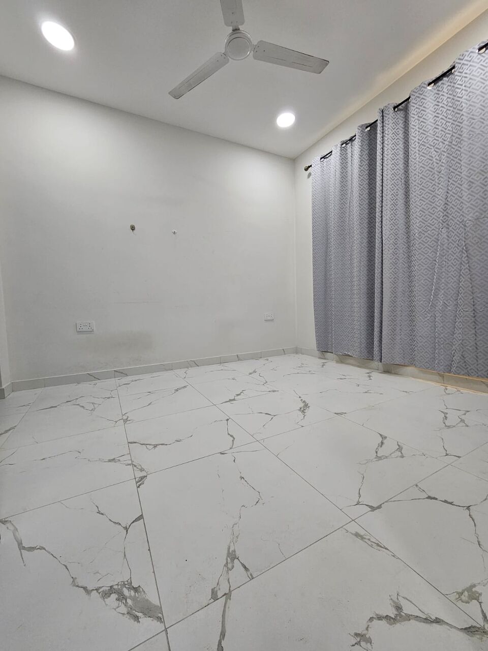 Salmaniya, Apartments, Flats, Houses & Villas, BHD 110/month,  2 BR,  Semi Furnished Sharing Flat For Rent In Salmaniya ( Including Electricity)