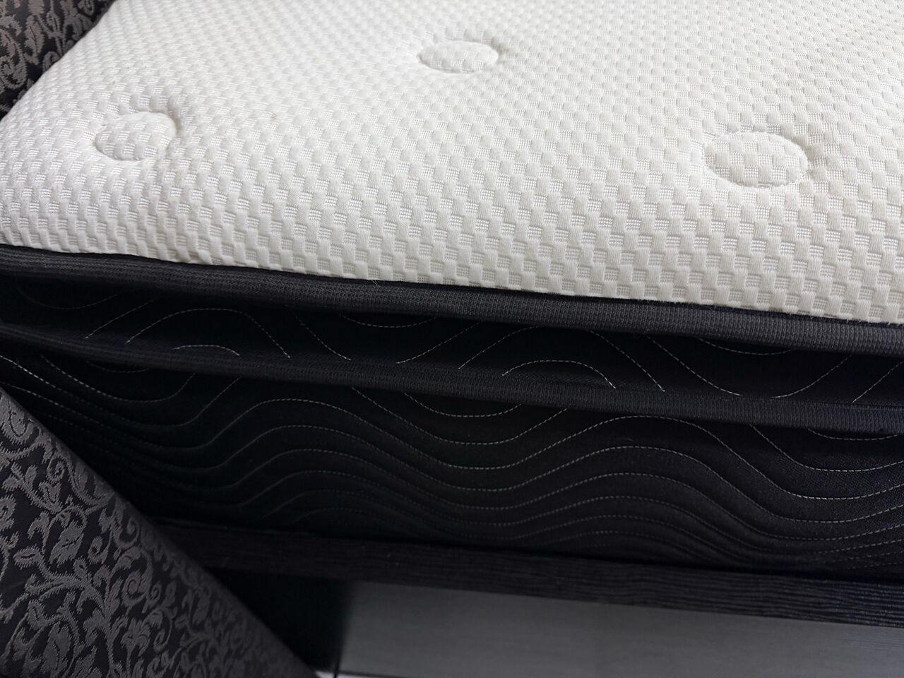 Busaiteen, Furniture, BHD 110,  AMERICAN POCKET SPRING With MEMORY FOAM HOTEL GRADE PREMIUM MATTRESS Size 180x200cm