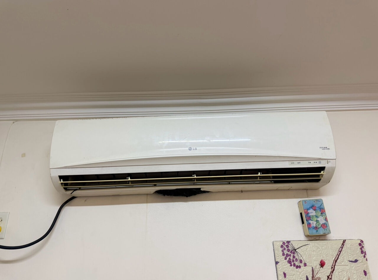 Khobar, Air Conditioners, SAR 1000,  Urgent Sale 2 Ton Split AC In Cheap Rate