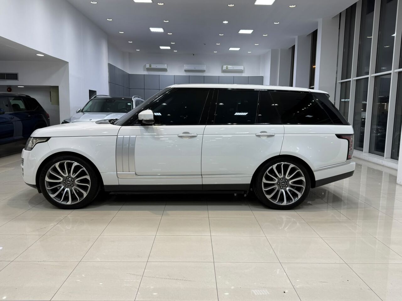 Manama, Vehicles, Cars & Trucks , BHD 7700,  Range Rover Vogue SE,  2016,  Automatic,  164600 KM,    (White)