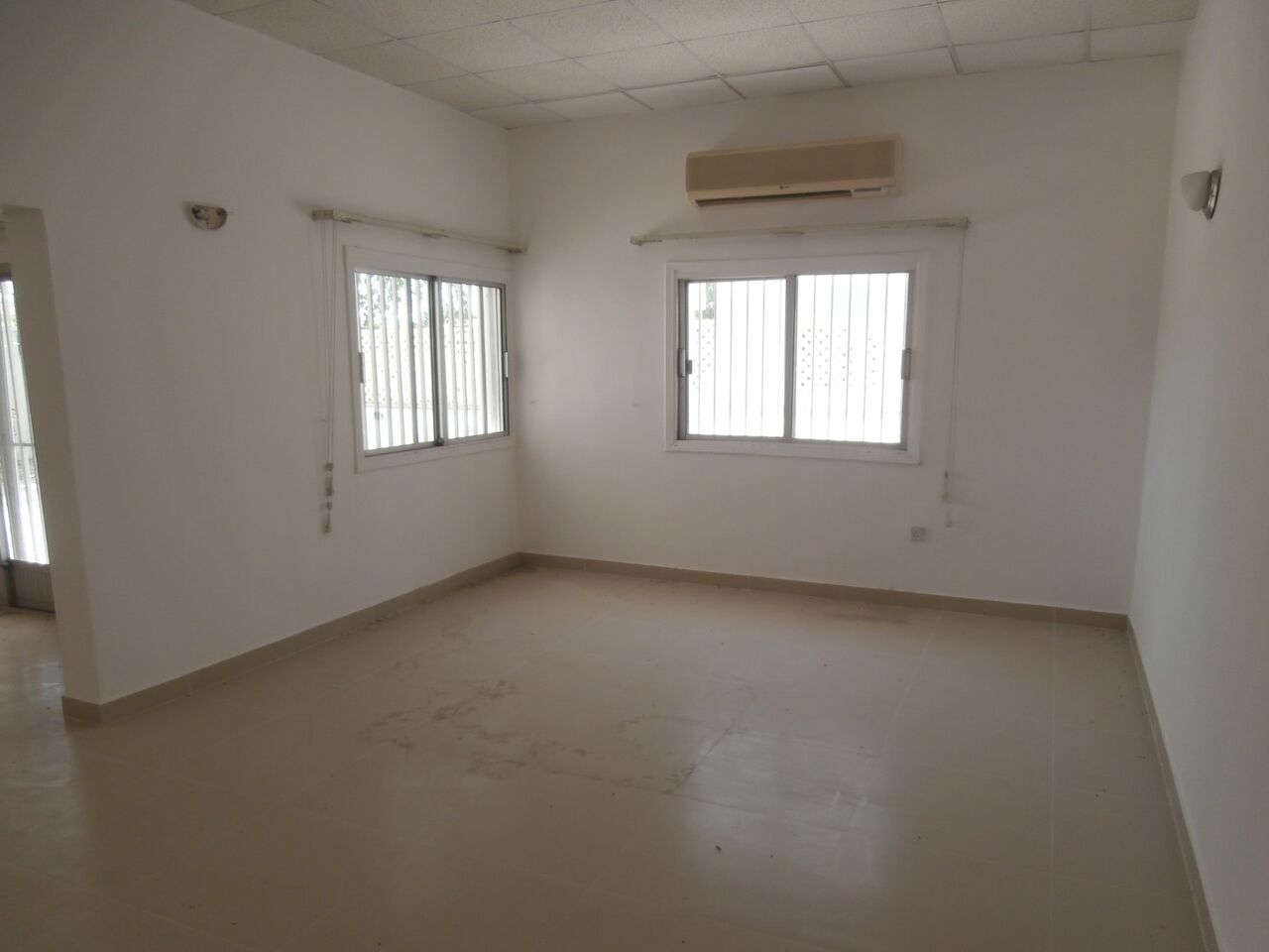 Manama, Villas, BHD 700,  #5BATHROOM  Hall Kitchen Without Electricity Villa For Rent