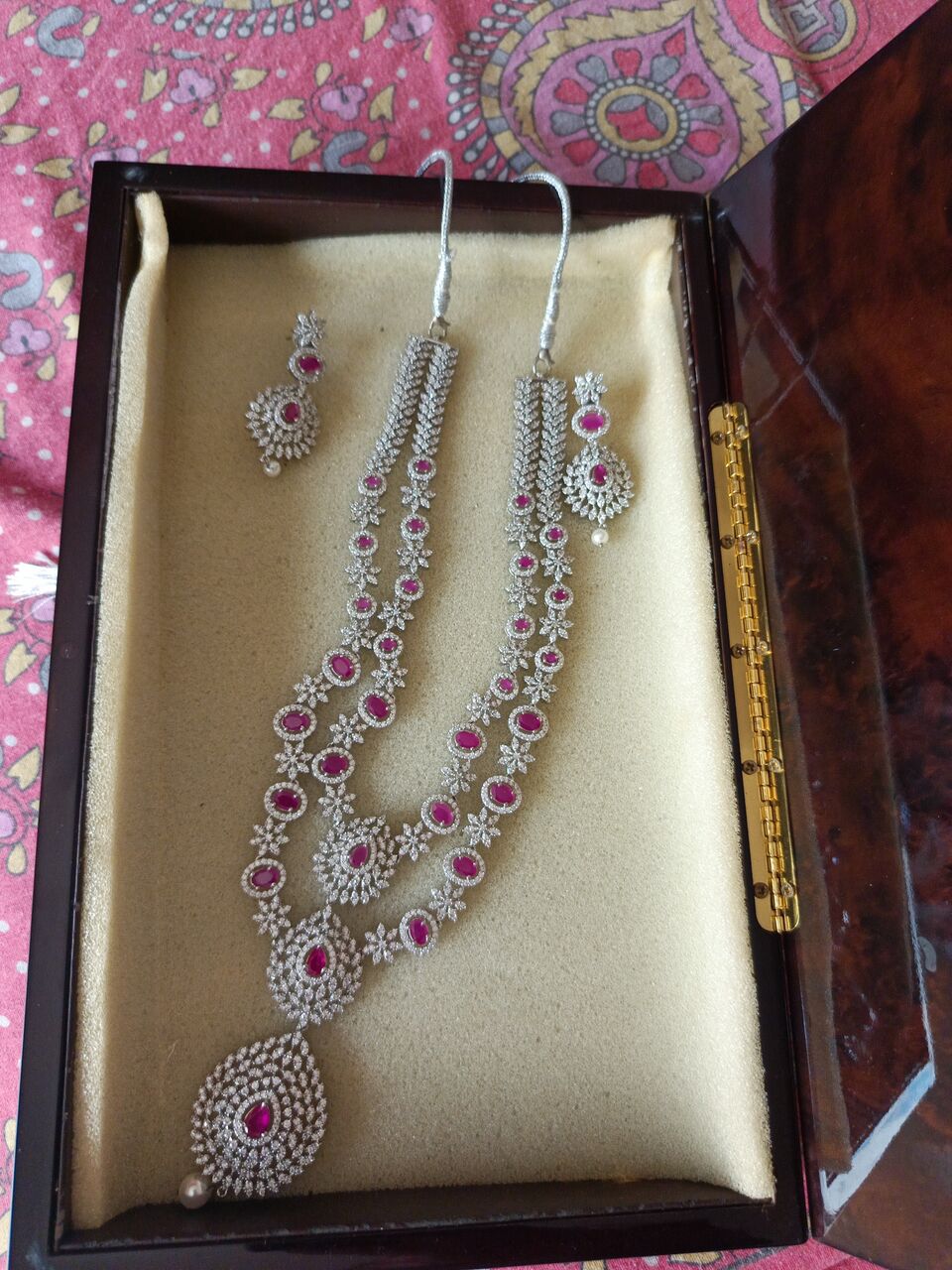 Manama, Jewelry, BHD 45,  Two Layer Stone Set With Earings