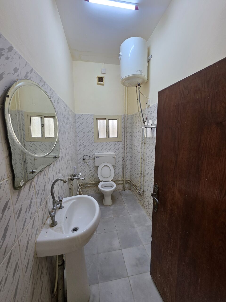 Manama, Apartments, Flats, Houses & Villas, BHD 250/month,  2 BR,  -Very Neet & Clean Semi Furnished 2 BHK Balcony Flat With Unlimited Ewa @250/BD In Gafool